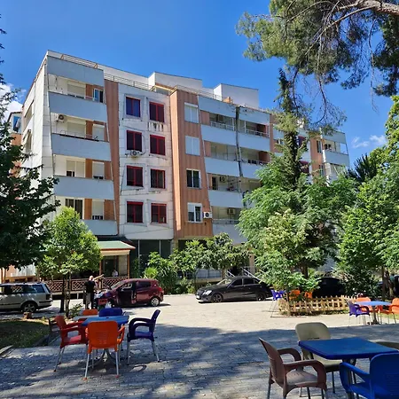 Alma-house At Pine Appartement Berat