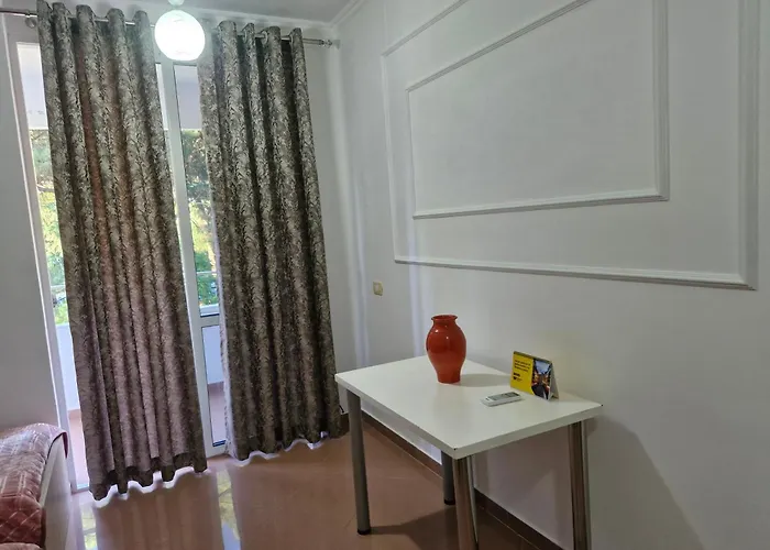 Alma-house At Pine Berat